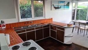 Kjøleskap, mikrobølgeovn, ovn og vannkoker