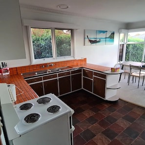 Kühlschrank, Mikrowelle, Ofen, Wasserkocher
