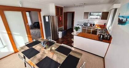 Spacious 3 Bedroom home near Sporting Facilities, Lake, Shops & Grammar