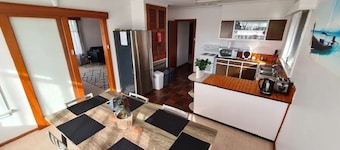 Spacious 3 Bedroom home near Sporting Facilities, Lake, Shops & Grammar