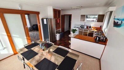 Spacious 3 Bedroom home near Sporting Facilities, Lake, Shops & Grammar