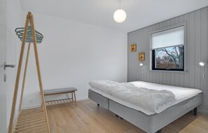 5 chambres, fer et planche à repasser, lit de bébé portatif