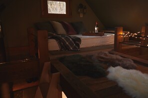 1 bedroom, free WiFi, bed sheets - The Loft @ SkyCamp: Romantic Cabin near Stevens Pass, fit for two (Skykomish)