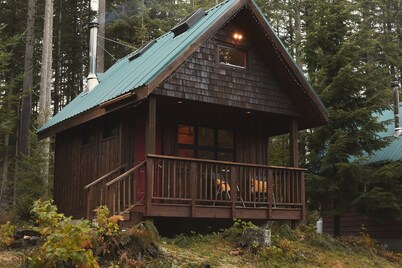 The Loft @ SkyCamp: Romantic Cabin near Stevens Pass, fit for two