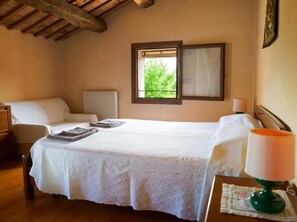 2 bedrooms, WiFi, bed sheets - Laura's House (Castelcucco)