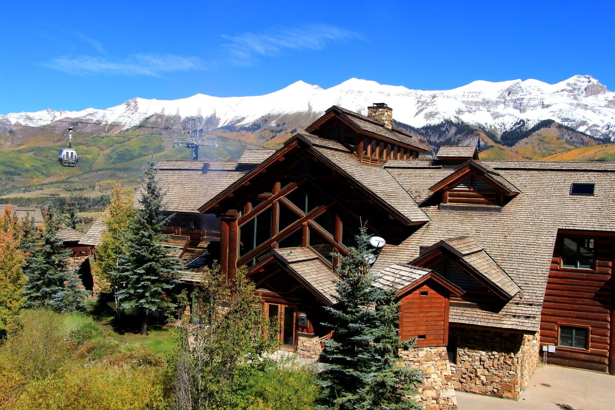 Ski in/out 2 bedroom 2 bath Condo at Mountain Lodge