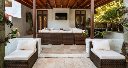 6BR King Bed, Pool with Huge Yard