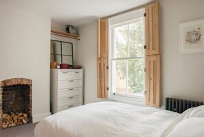 1 habitación, escritorio, tabla de planchar con plancha y internet 