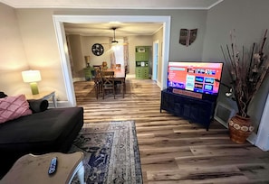 Smart TV, offices - Entire House Downtown PC - off street parking (Port Clinton)