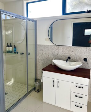 Combined shower/bathtub, hair dryer, towels, soap - Cloud Nine Apartment @ Tamar Ridge (Grindelwald)