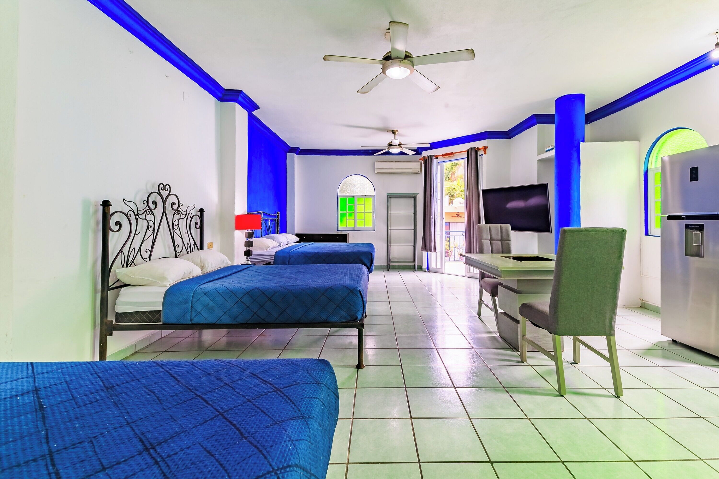 Habitación triple estándar, varias camas | Escritorio, insonorización, wifi gratis y muebles diferentes 