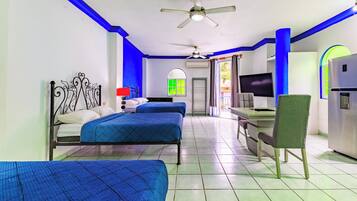 Habitación triple estándar, varias camas | Escritorio, insonorización, wifi gratis y muebles diferentes