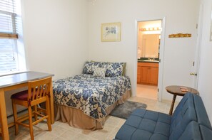 1 bedroom, travel crib, WiFi, bed sheets - Historic Apartment in Downtown Seward (Seward)