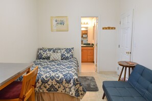 1 bedroom, travel crib, WiFi, bed sheets - Historic Apartment in Downtown Seward (Seward)