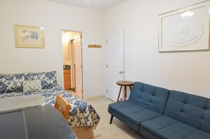 1 bedroom, travel crib, WiFi, bed sheets - Historic Apartment in Downtown Seward (Seward)