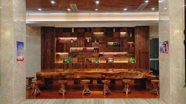 Una zona de bar con mostrador de madera y taburetes.