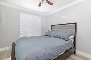 4 bedrooms, WiFi - Close to Sac DT🏨 Charming&Cute 🛌Brand New House😊 (Sacramento)