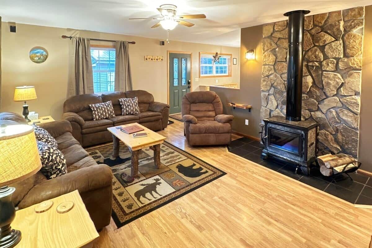 Smart TV, DVD player, books, stereo