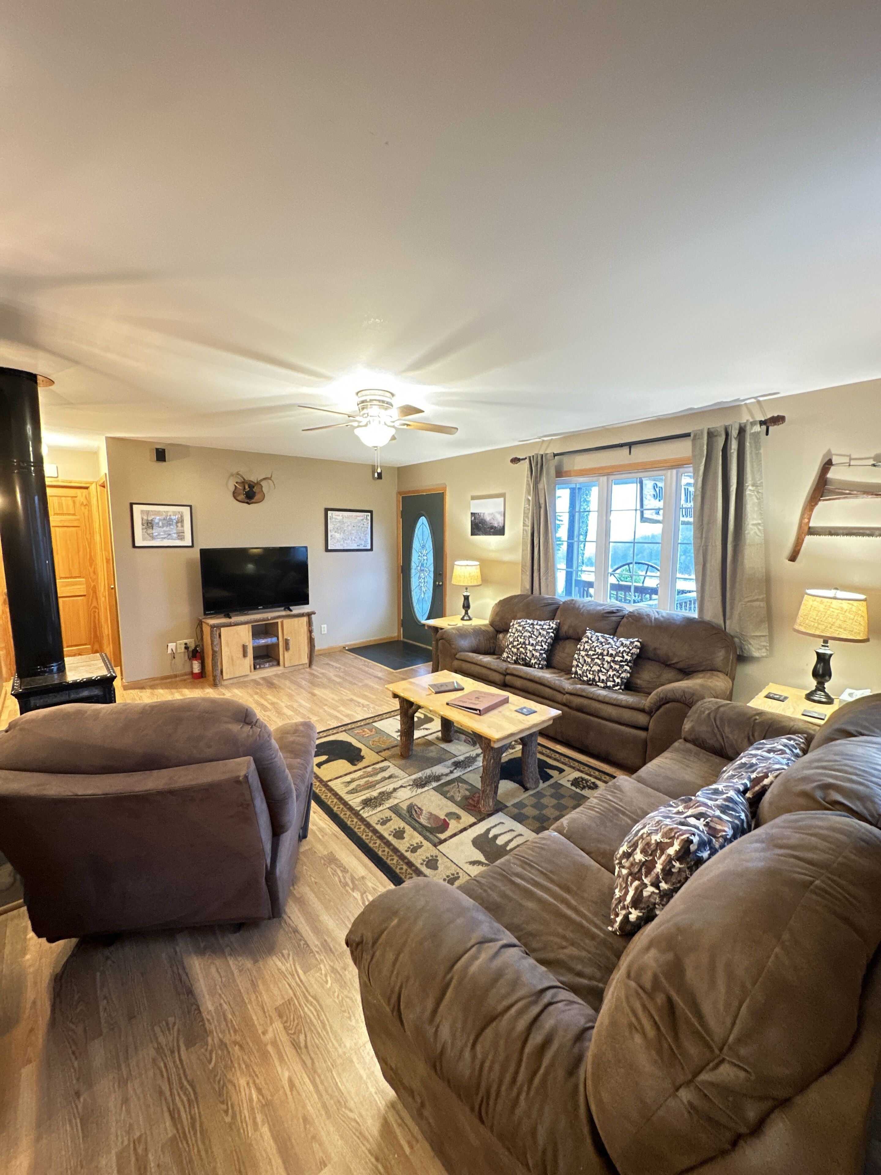 Smart TV, DVD player, books, stereo