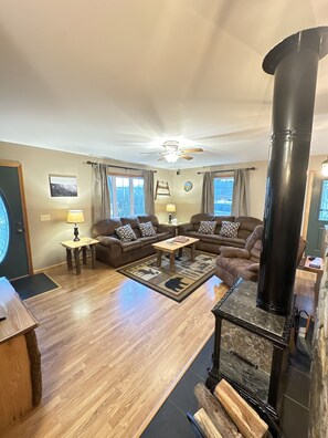 TV connectée, lecteur de DVD, livres, chaîne hi-fi