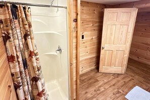 Dusche, Haartrockner, Handtücher, Toilettenpapier