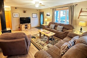 Een smart-tv, een dvd-speler, boeken en een stereo