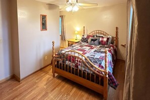 5 slaapkamers, een bureau, een strijkplank/strijkijzer, reisbedje