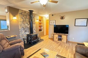 Smart TV, reproductor de DVD, libros, estéreo