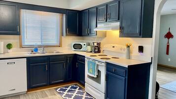 Kylskåp, mikrovågsugn, ugn och spishäll