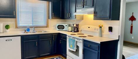 Refrigerador, microondas, horno y parrilla de estufa