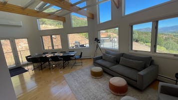 Een smart-tv, boeken, een stereo en een kantoor