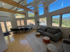 Smart TV, books, stereo, offices