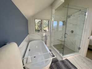 Ensemble douche/baignoire, sèche-cheveux, serviettes fournies, savon