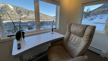 Een smart-tv, boeken, een stereo en een kantoor