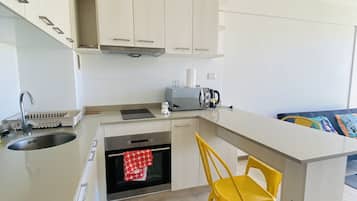 Estudio estándar | Cocina privada | Refrigerador con congelador, microondas, horno y utensilios de cocina