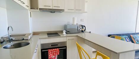 Standard Studio | Private kitchen | Full-size fridge, microwave, oven, cookware/dishes/utensils