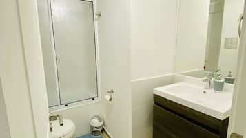 Studio Standard | Salle de bain | Ensemble douche/baignoire, douche à « effet pluie », sèche-cheveux