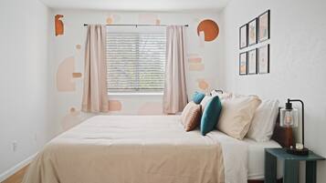 3 habitaciones, escritorio y tabla de planchar con plancha