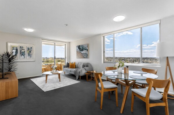 Smart TV - Cremorne- CRE31 Hampden Avenue - Spacious 1BR with Harbour Views Balcony Near Cremorne Neutral Bay (Cremorne)