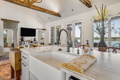 Casa de Coco- Spanish villa w/hot tub on the Arkansas River