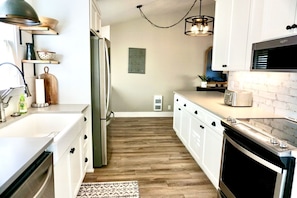 Fridge, microwave, oven, stovetop - Bend - Mt.Views/Hot Tub/Putting Green/Game Room (Bend)