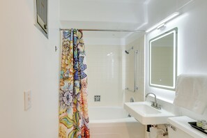 Kostenlose Toilettenartikel, Handtücher