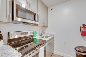 Fridge, microwave, oven, coffee/tea maker - Studio in Gadsden ~ 10 Mi to the Coosa River! (Gadsden)