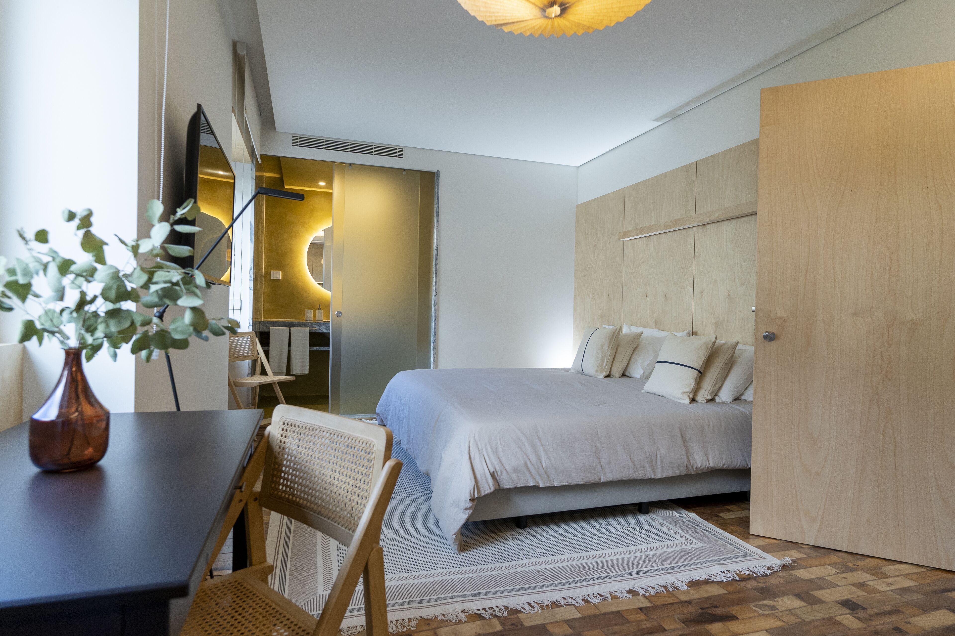 Chambres insonorisées, lit parapluie, Wi-Fi gratuit, draps fournis