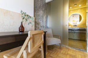 Romanttinen studio | Oleskelualue | 43–tuumainen taulutelevisio, jossa kaapelikanavat