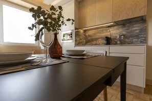 Kaupunkihuoneisto | Oleskelualue | 43–tuumainen taulutelevisio, jossa kaapelikanavat