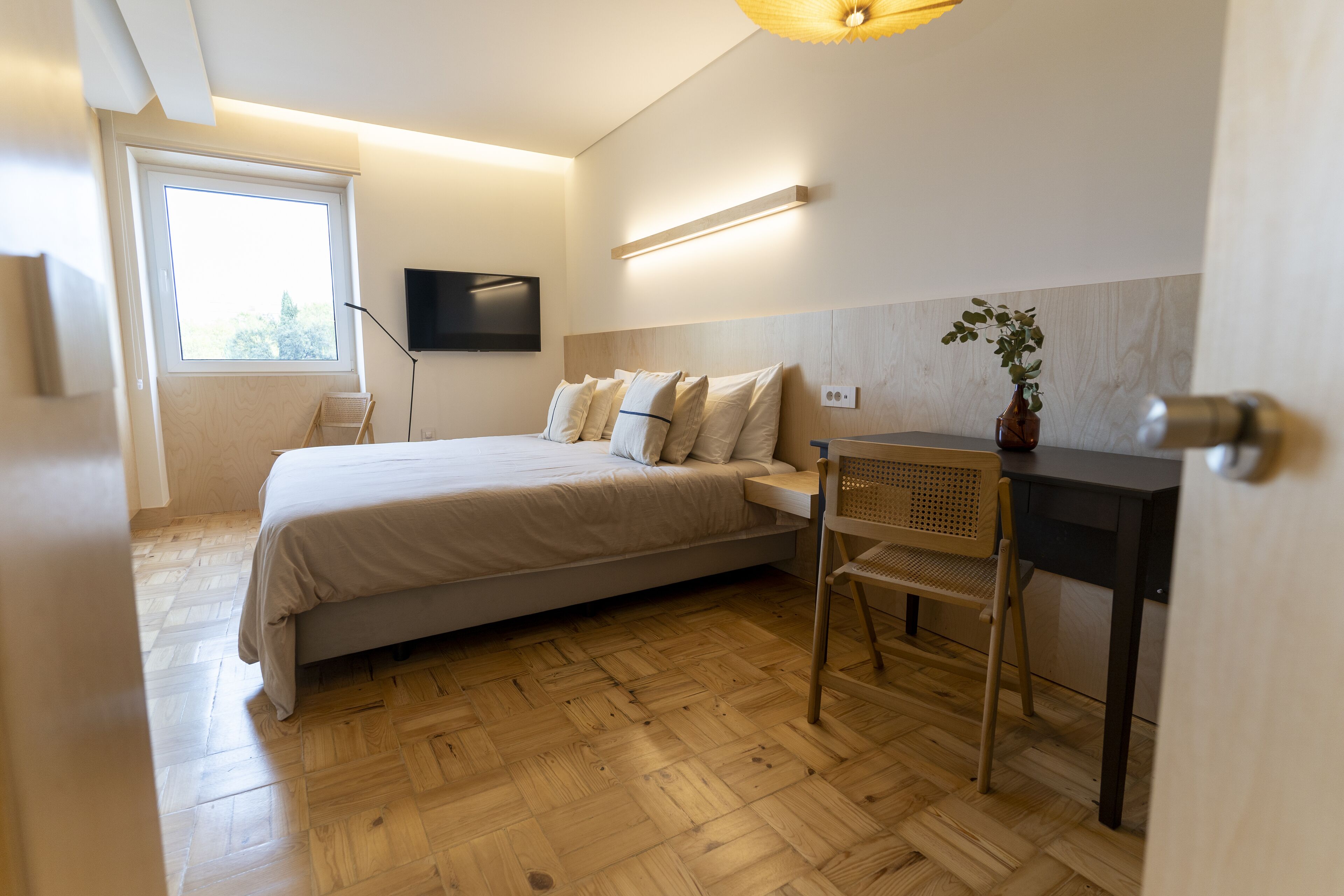 Romantic Studio | Soundproofing, travel crib, free WiFi, bed sheets