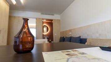 Una camera d'hotel moderna con un tavolo in legno scuro, un vaso marrone e una mappa.