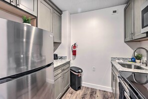 Kühlschrank, Mikrowelle, Ofen, Wasserkocher mit Kaffee-/Teezubehör