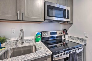 Refrigerador, microondas, horno y cafetera y tetera 